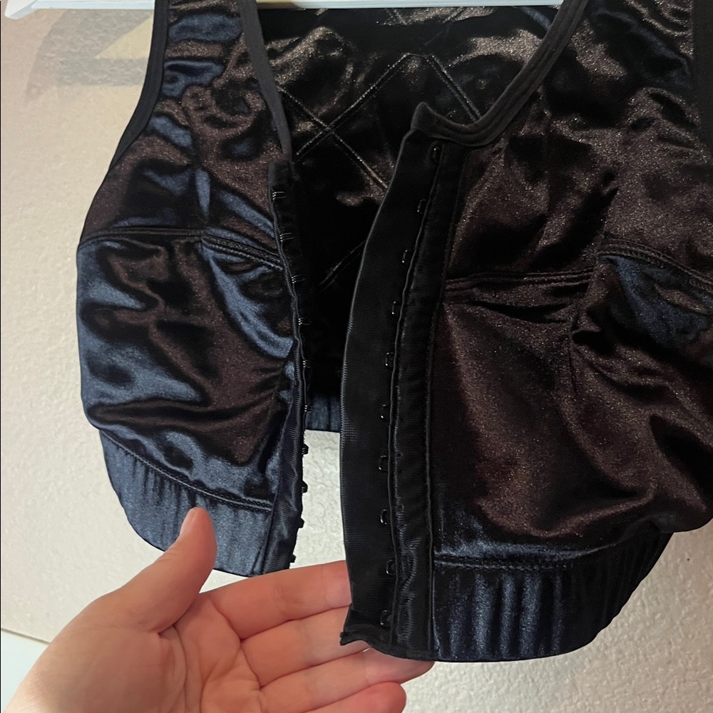 Front-Close Supportive Sports Bra - Black - Picture 7 of 8